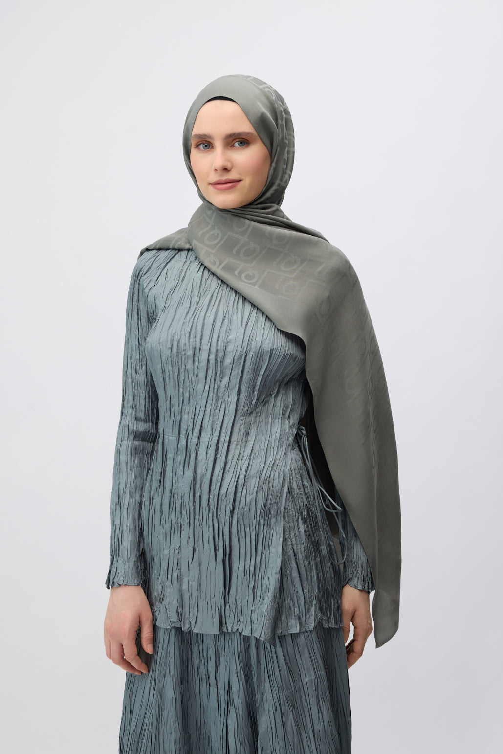 İpek Jakar Monogram Desen Şal Gri Renk