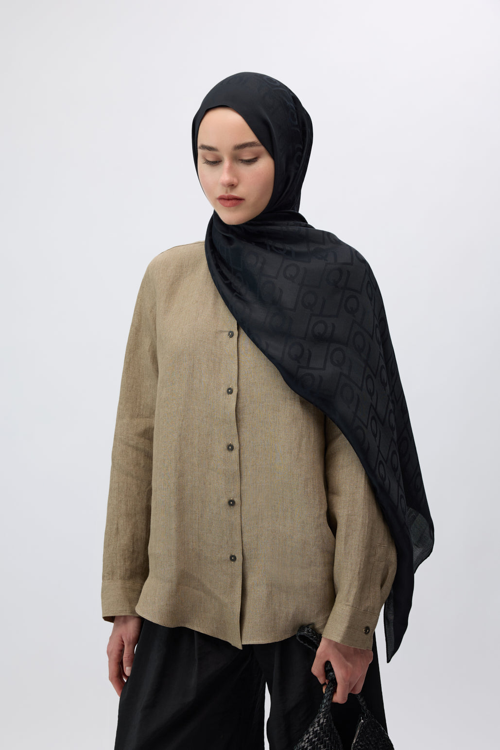 İpek Jakar Monogram Desen Şal Siyah Renk