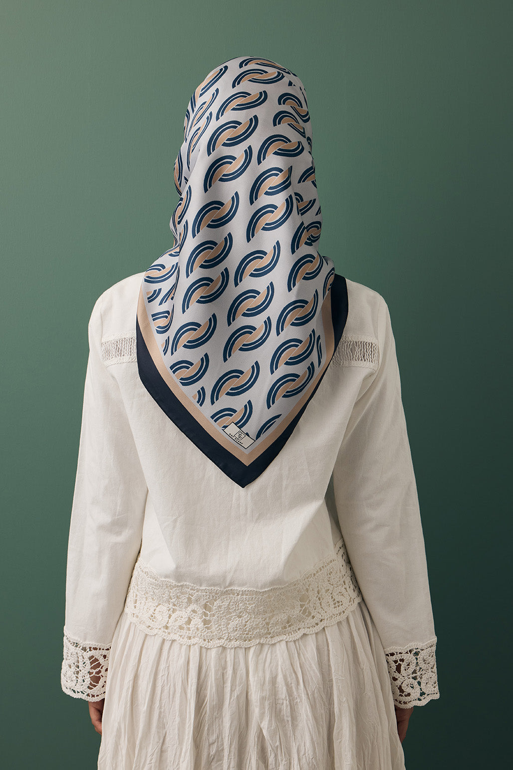 Twill ipek eşarp aura desenli bej rengi