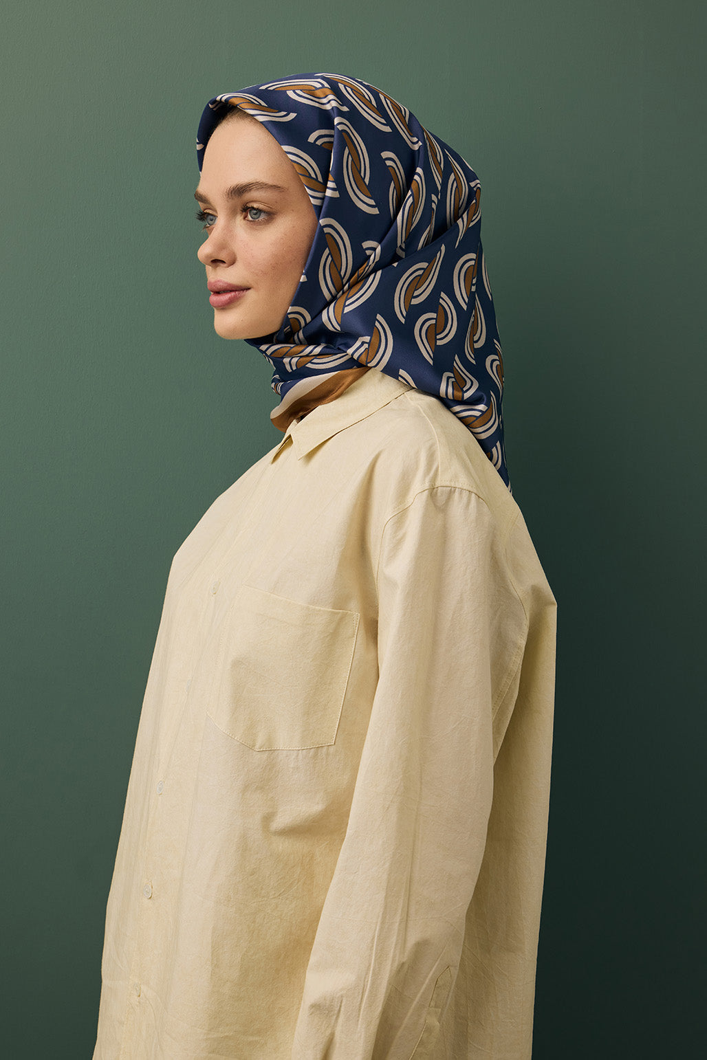 Tarçın tonlarında aura desenli twill ipek eşarp