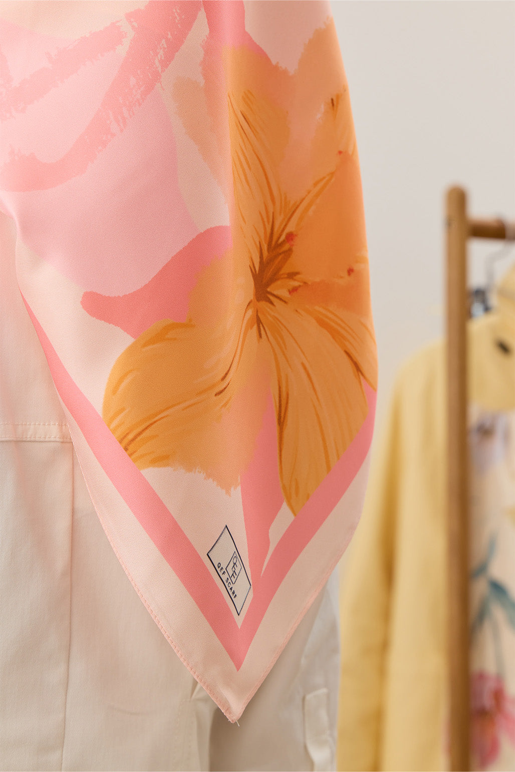 Twill ipek eşarp floral desenli tarçın renk