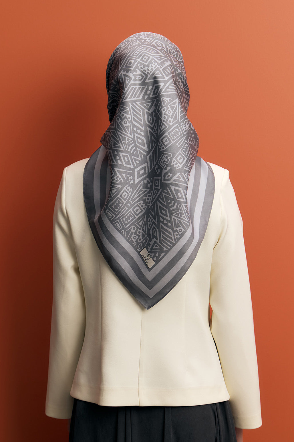 Gri Twill İpek Eşarp Tina Desenli