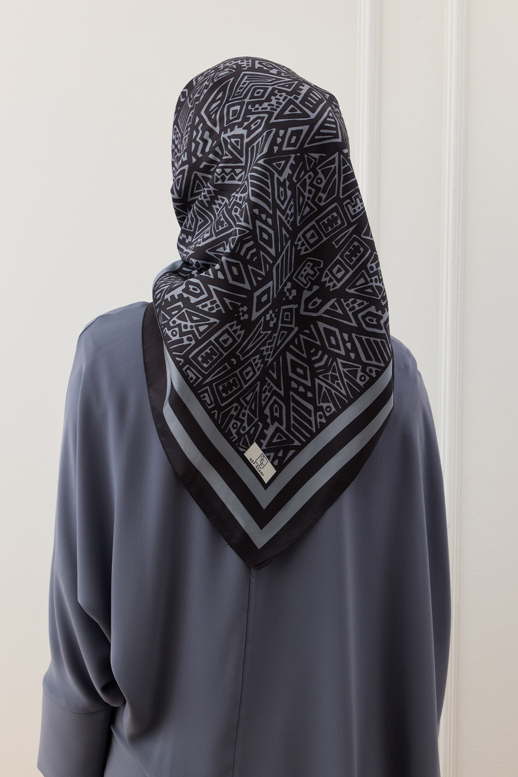 Twill ipek eşarp Tina desenli siyah renk